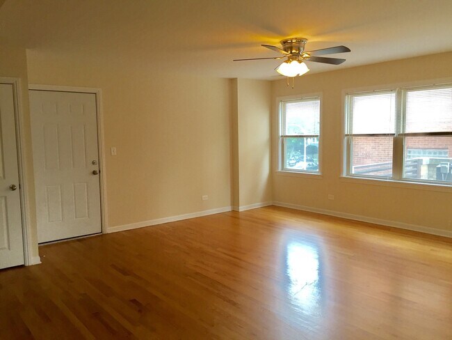 Building Photo - 1639 W Lunt Ave