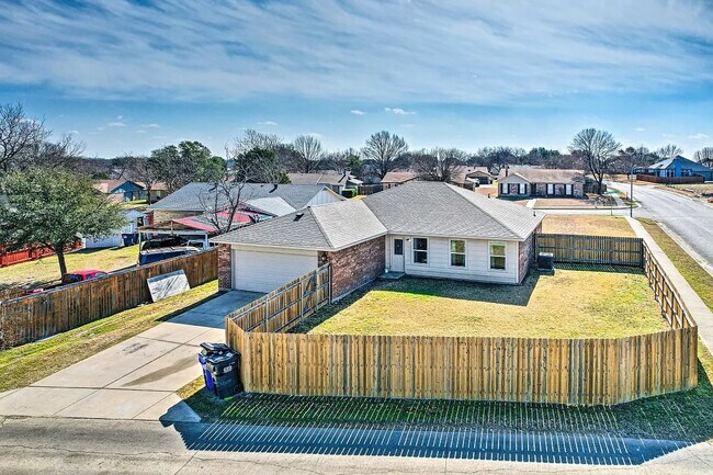 Foto del edificio - Room in House on Canyon Oaks Dr