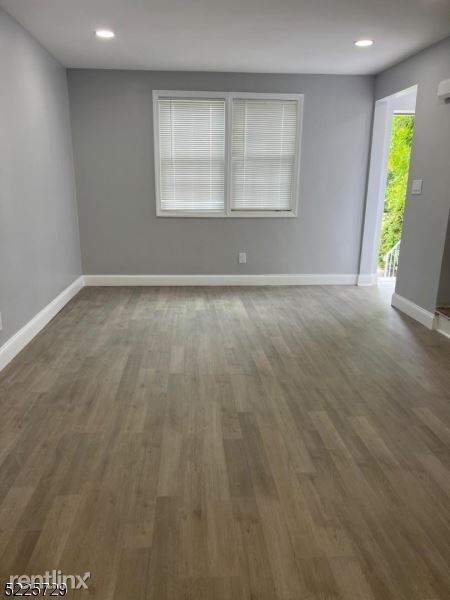 Building Photo - 2 br, 1 bath House - 550 East Milton Avenue