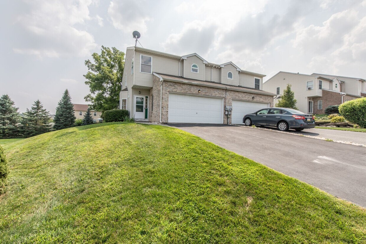 Foto principal - Charming 3BR Northampton Home – Cozy Livin...