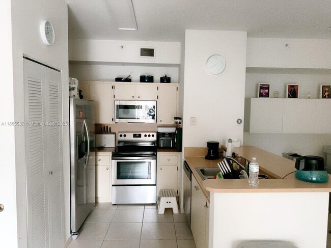 Foto del edificio - 7220 NW 114th Ave
