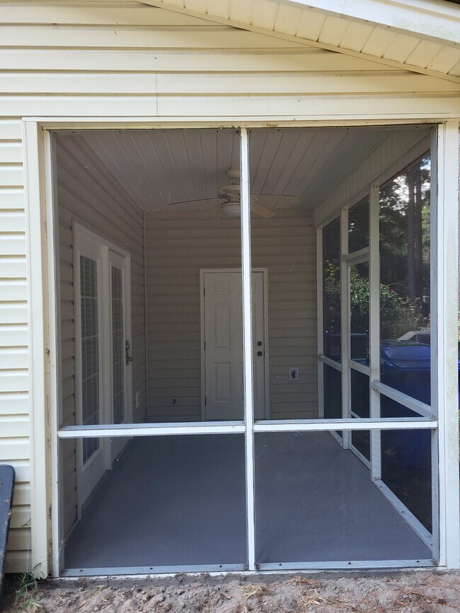 Building Photo - "Charming 2-Bedroom Townhouse on Skillmast...