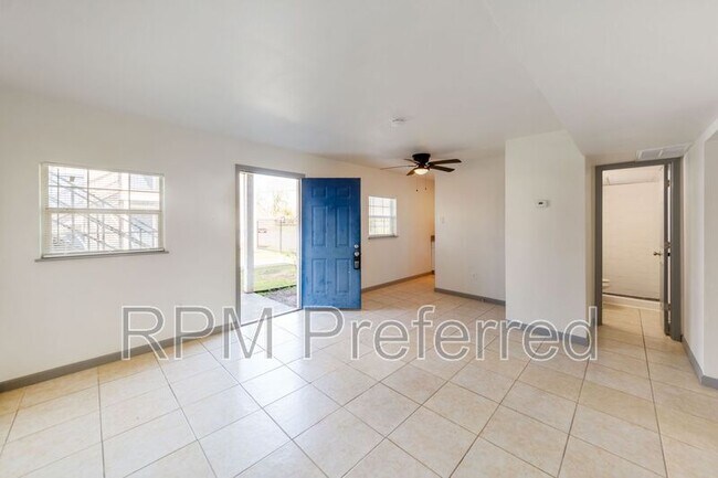 Photo - 1800 N Wayside Dr House