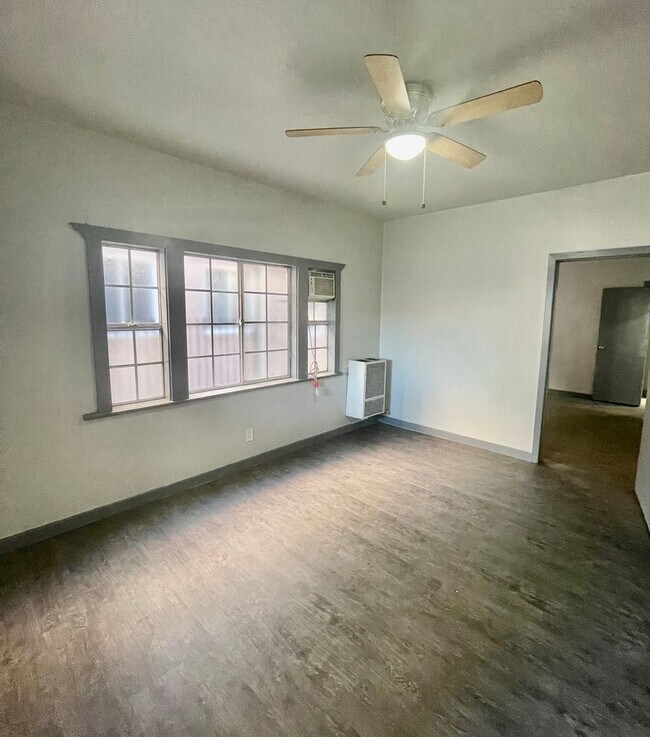 Foto del edificio - Move in Ready! 1 Bed + 1 Bath + Bonus Room for office!