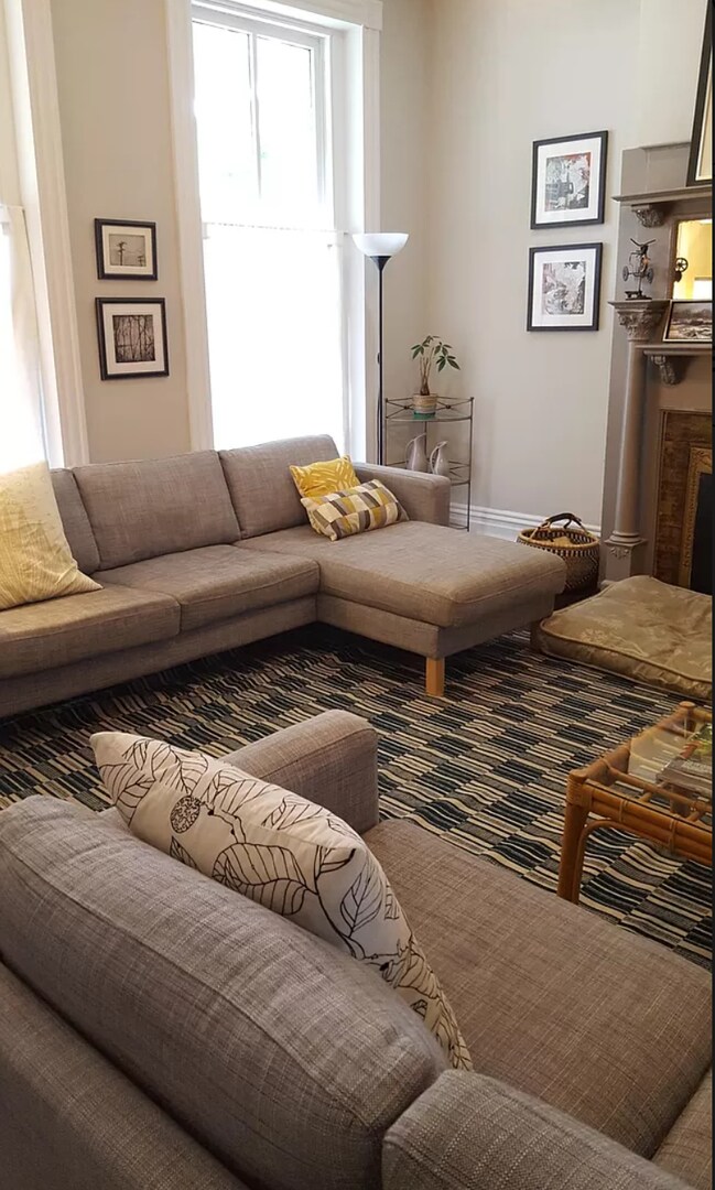 Building Photo - Amazing Rowhouse in Churchill!!