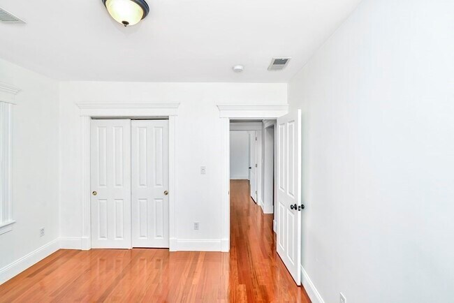 Building Photo - 8 Woodfield St