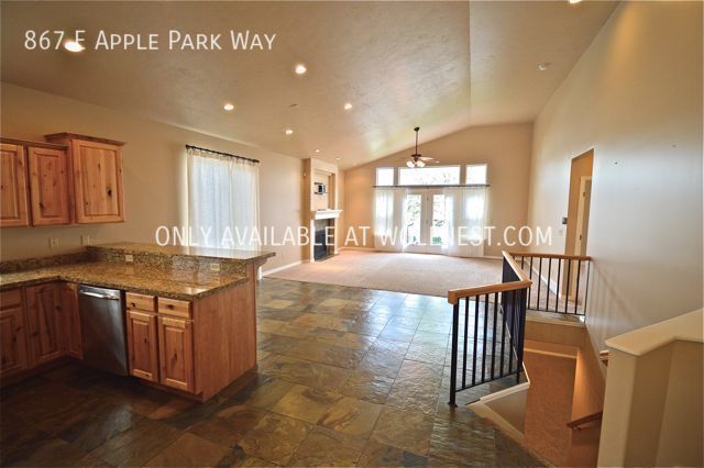 Building Photo - Luxurious 3 Bed (plus Office/Den) - Millcr...