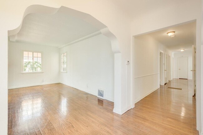 Foto del edificio - HUGE LOWER DUPLEX IN PRIME CARTHAY SQ