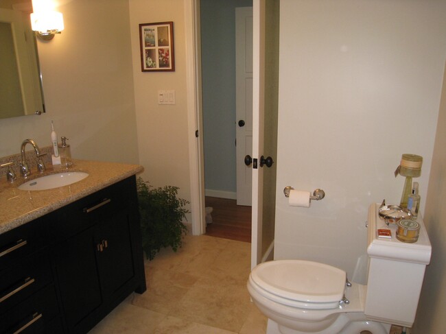 Master ensuite bathroom, double vanity - 2542 Kelton Ave