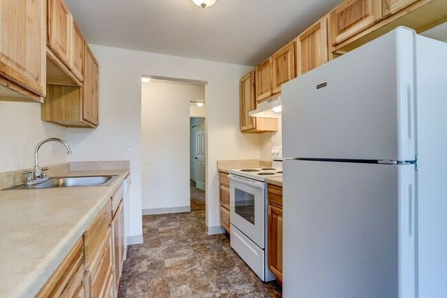 Building Photo - Remodeled 2x1 unit Ground level unit!