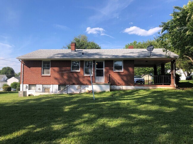 Foto del edificio - Brick Ranch with fresh paint! Carport! Located right at Fort Ave and Wards Rd