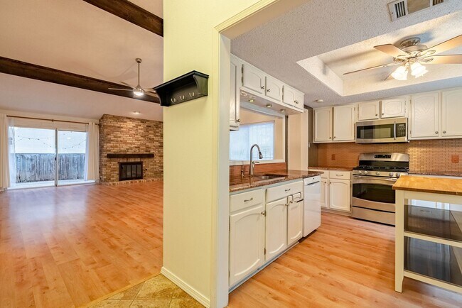 Building Photo - Stunning 2 Bedrooms, 2 Bathrooms in Quail Creek!!