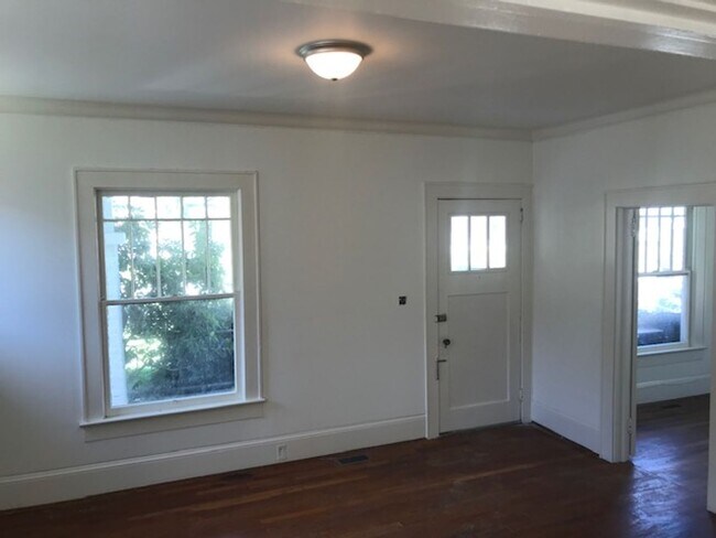 Foto del edificio - Wonderful Updated Classic Bungalow Walk or Bike to Med School, ETSU & Downtown Johnson City