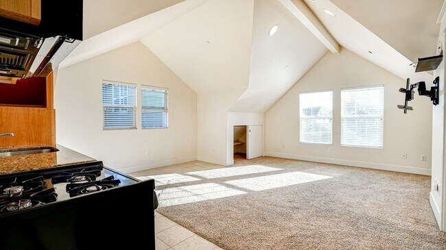 Foto del edificio - Studio Downtown Petaluma w/1 Car Garage an...
