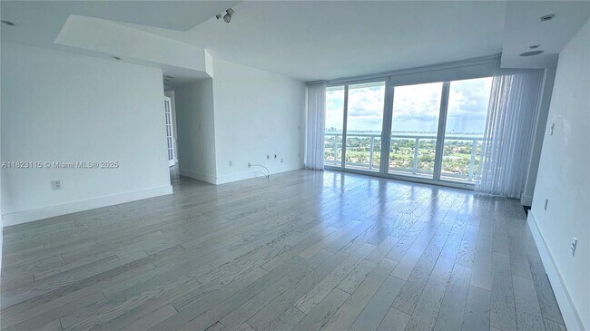 Building Photo - 5900 Collins Ave