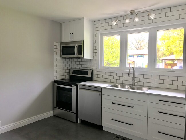 Building Photo - 1075 Willowdale Av