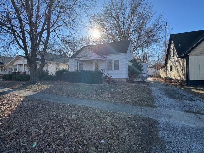 Building Photo - Cozy 2 Bed, 1 Bath Home with Fireplace and...