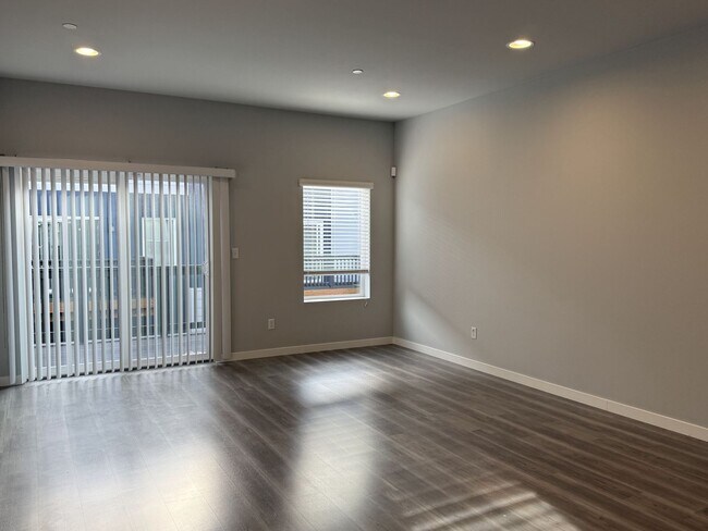 Foto del edificio - Modern 3BD/3BTH Home for Lease ~ Small Pet Friendly!