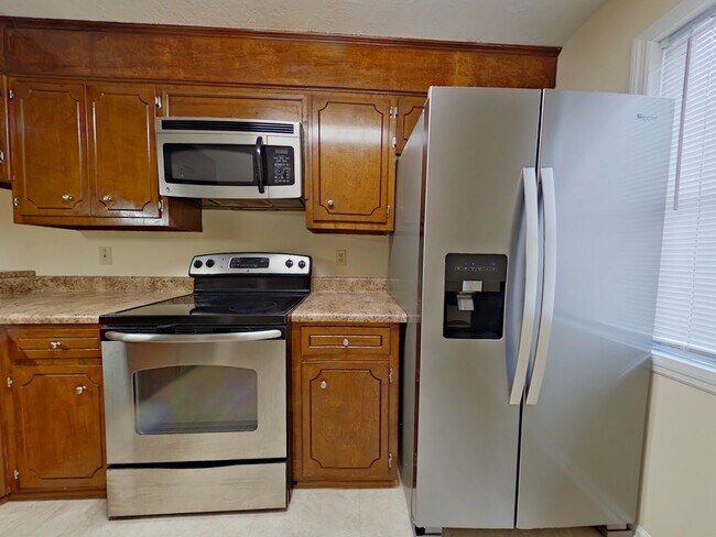 Building Photo - Two Bedroom townhome off The Pass!