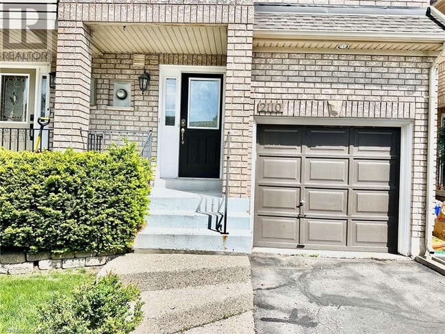 Building Photo - 2110 Glenhampton Rd