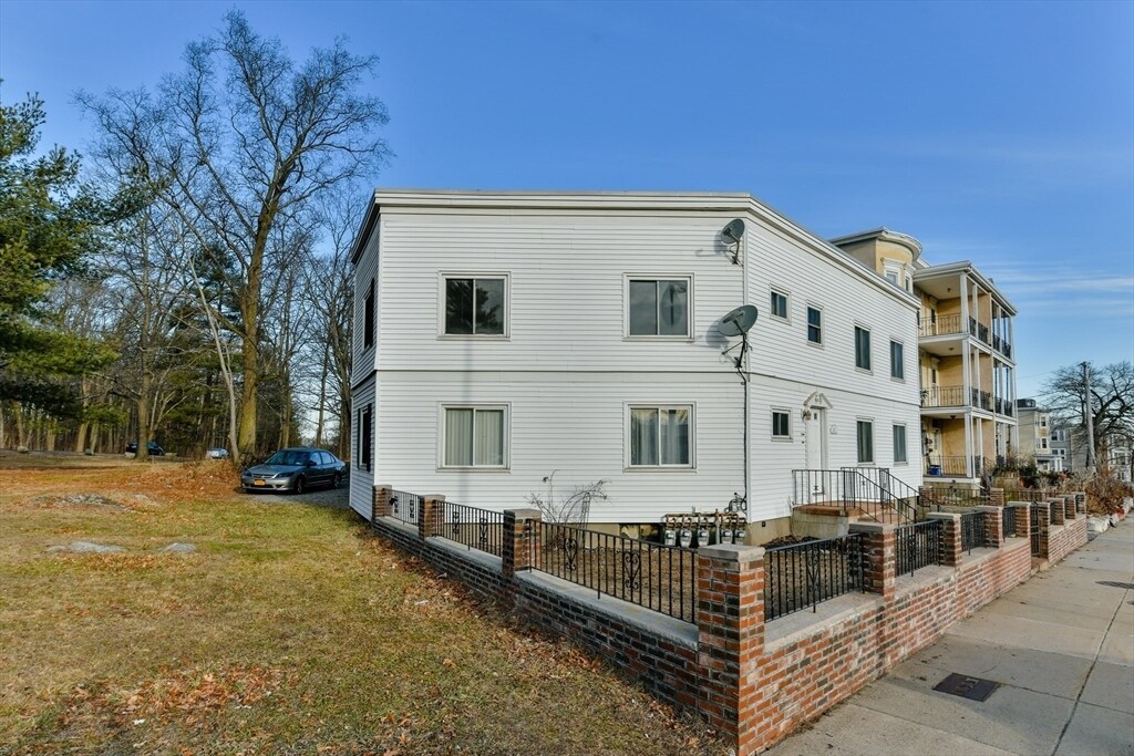 Foto principal - 4635 Washington St