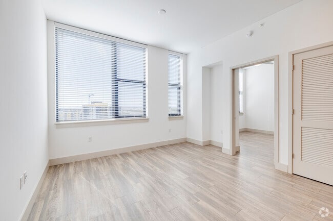 2BR, 2BA - 824SF - B6 - Living Room - Derby