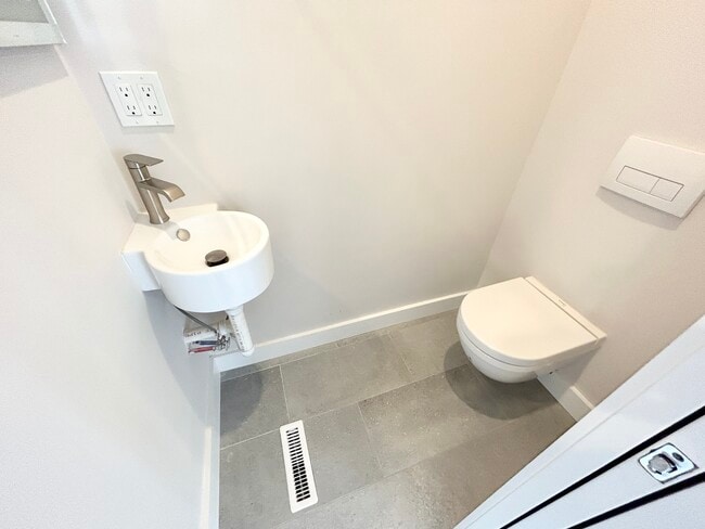 Building Photo - 2 W 3rd Street Pl