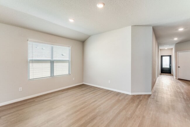 Building Photo - BEAUTIFUL 3-BEDROOM, SINGLE-STORY NEAR RAN...