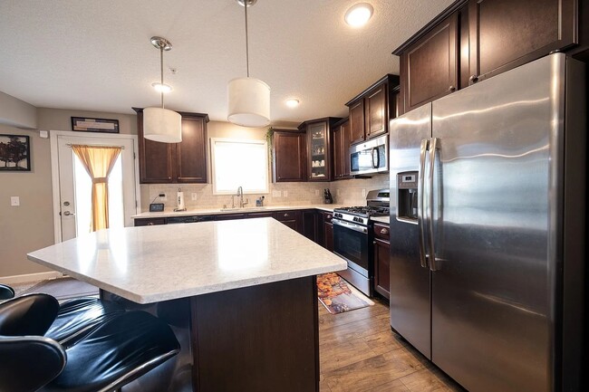 Building Photo - Rare super nice 3 bed end unit townhouse f...