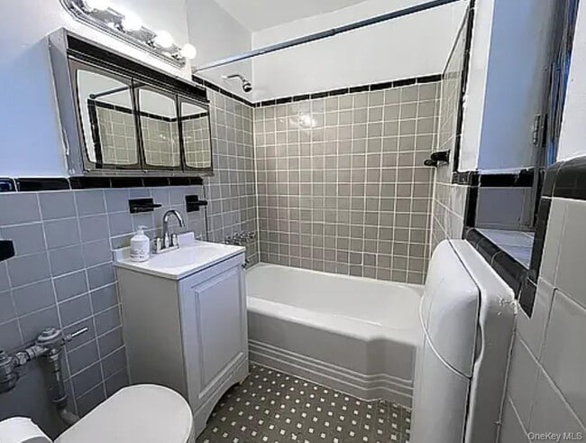 Building Photo - 76-10 34th Ave