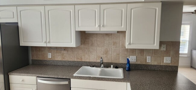 Building Photo - 4925 Sandra Bay Dr