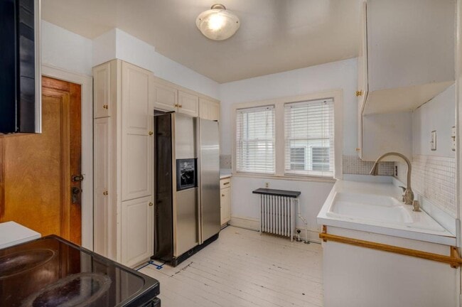 Building Photo - 2078 St Clair Ave