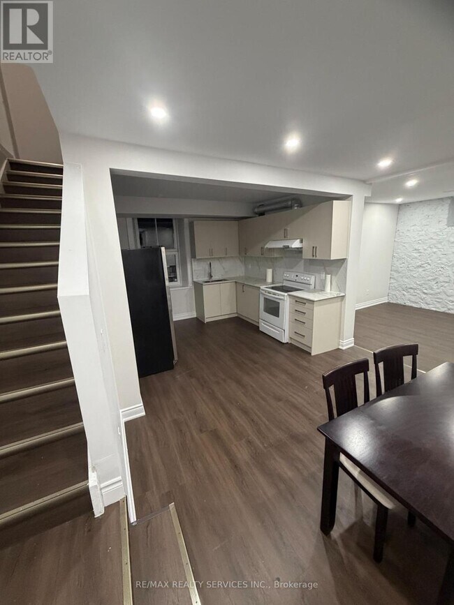 Photo du bâtiment - 8918 Wellington Rd 124