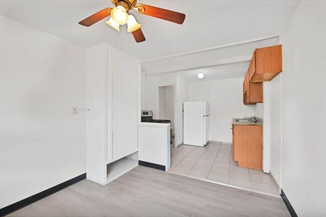 Building Photo - Bright Downtown Studio Apartment