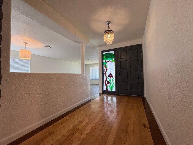 Foto del edificio - Beautiful 3 Bed, 2 Bath Home in a Desirabl...