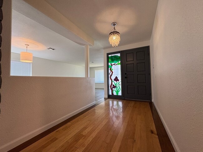 Building Photo - Price Reduced! Recently Updated Beautiful ...