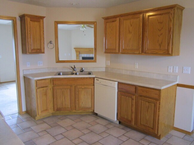 Building Photo - Beautiful 3 bedroom house in quiet mature neighborhood!