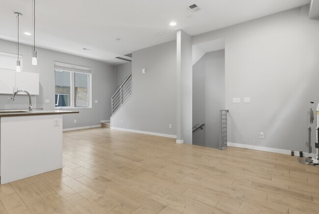 Building Photo - 1295 Osceola St