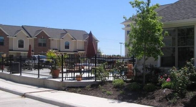 Foto del edificio - 2 BED 2 BATH TOWNHOME ON SHUTTLE ROUTE NEAR CAMPUS -  WITH POOL!