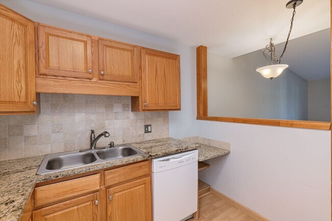 Foto del edificio - JUST LISTED: 2BDR/2BTH CONDO IN HEATHER GARDENS $2095 Available Oct. 1st