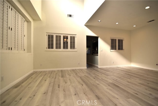 Foto del edificio - 2062 Lakeshore Dr