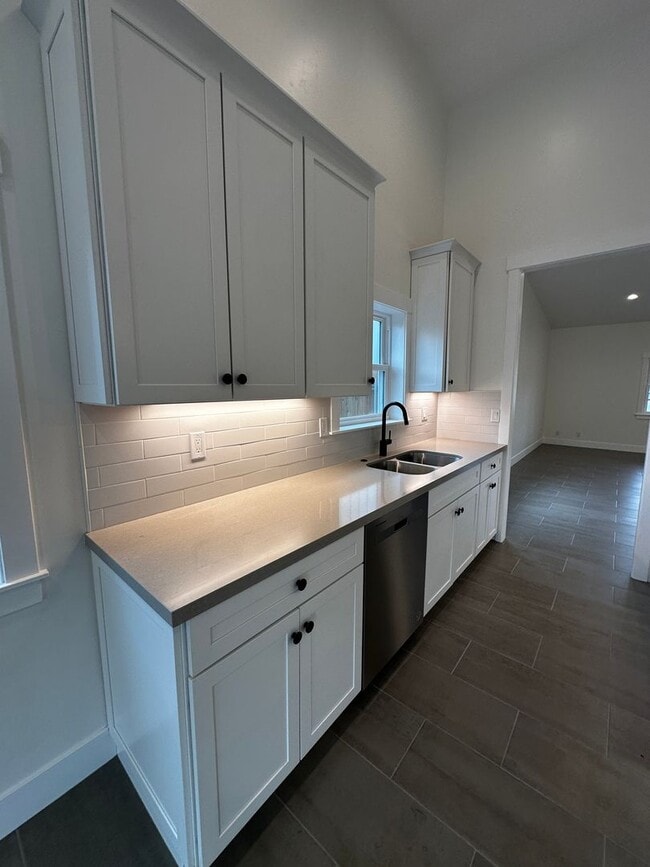 Building Photo - New Construction in Down Town Bishop West side!