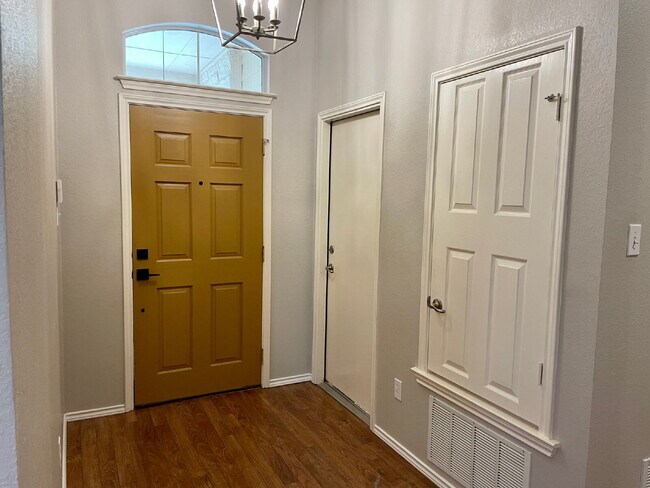 Foto del edificio - Charming 4-Bedroom Home in South Austin’s ...