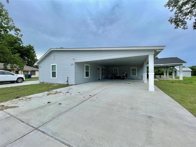 Building Photo - 1253 Chevy Chase Dr