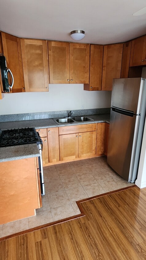 Kitchen - 400 Raymondale Dr