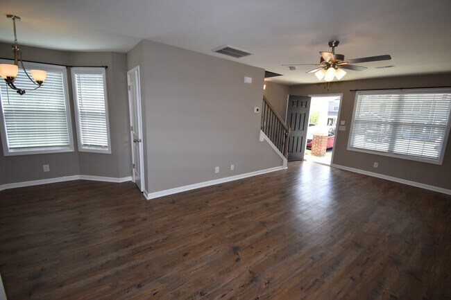 Foto del edificio - 2 bedroom Dog Friendly Condo For Rent Near...