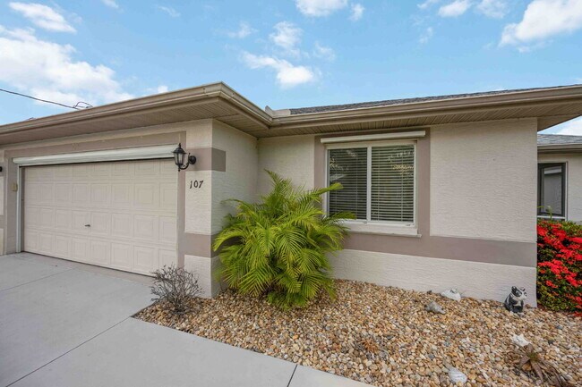 Building Photo - Nestled in the picturesque community of Rotonda Lakes!