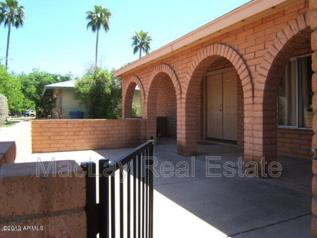Building Photo - 1221 E Watson Dr