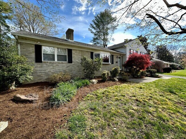 Building Photo - 2129 Forest Dr