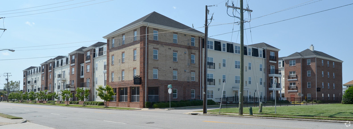 Primary Photo - Phoebus Square
